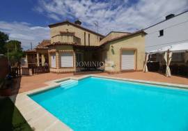 Detached house with pool and chill out