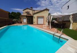 Detached house with pool and chill out