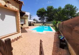 Detached house with pool and chill out