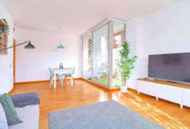Modern flat with swimming pool, parking, storage room and tourist licence.