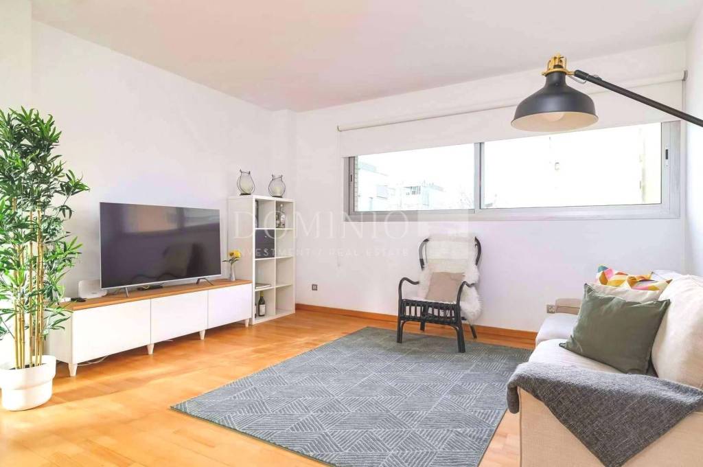 Modern flat with swimming pool, parking, storage room and tourist licence.