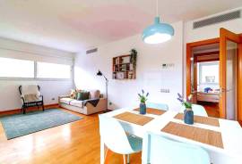 Modern flat with swimming pool, parking, storage room and tourist licence.