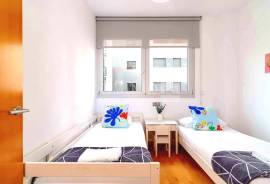 Modern flat with swimming pool, parking, storage room and tourist licence.