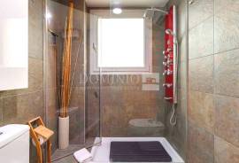 Modern flat with swimming pool, parking, storage room and tourist licence.