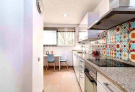 Modern flat with swimming pool, parking, storage room and tourist licence.
