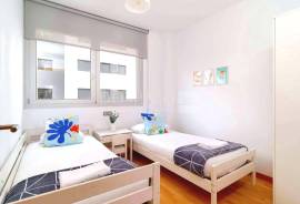 Modern flat with swimming pool, parking, storage room and tourist licence.