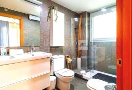Modern flat with swimming pool, parking, storage room and tourist licence.