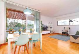 Modern flat with swimming pool, parking, storage room and tourist licence.