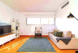 Modern flat with swimming pool, parking, storage room and tourist licence.