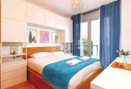 Modern flat with swimming pool, parking, storage room and tourist licence.