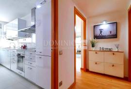Modern flat with swimming pool, parking, storage room and tourist licence.