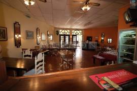 Open restaurant with covered and uncovered terrace near Praia do Carvoeiro