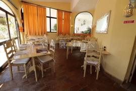 Open restaurant with covered and uncovered terrace near Praia do Carvoeiro