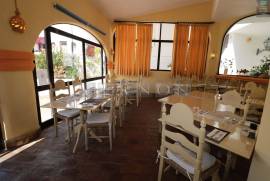 Open restaurant with covered and uncovered terrace near Praia do Carvoeiro