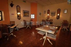 Open restaurant with covered and uncovered terrace near Praia do Carvoeiro