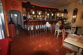 Open restaurant with covered and uncovered terrace near Praia do Carvoeiro