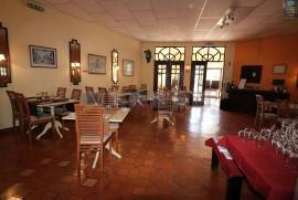 Open restaurant with covered and uncovered terrace near Praia do Carvoeiro