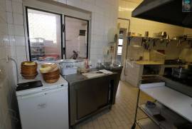 Open restaurant with covered and uncovered terrace near Praia do Carvoeiro