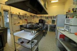Open restaurant with covered and uncovered terrace near Praia do Carvoeiro