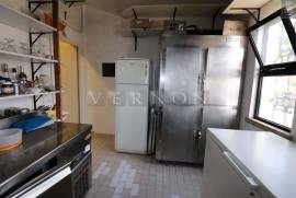 Open restaurant with covered and uncovered terrace near Praia do Carvoeiro