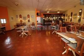 Open restaurant with covered and uncovered terrace near Praia do Carvoeiro
