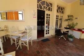 Open restaurant with covered and uncovered terrace near Praia do Carvoeiro