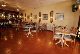 Open restaurant with covered and uncovered terrace near Praia do Carvoeiro