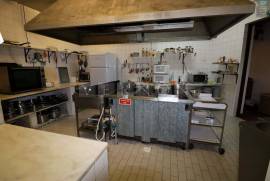 Open restaurant with covered and uncovered terrace near Praia do Carvoeiro