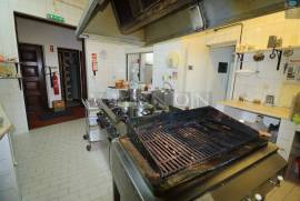 Open restaurant with covered and uncovered terrace near Praia do Carvoeiro