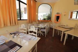 Open restaurant with covered and uncovered terrace near Praia do Carvoeiro