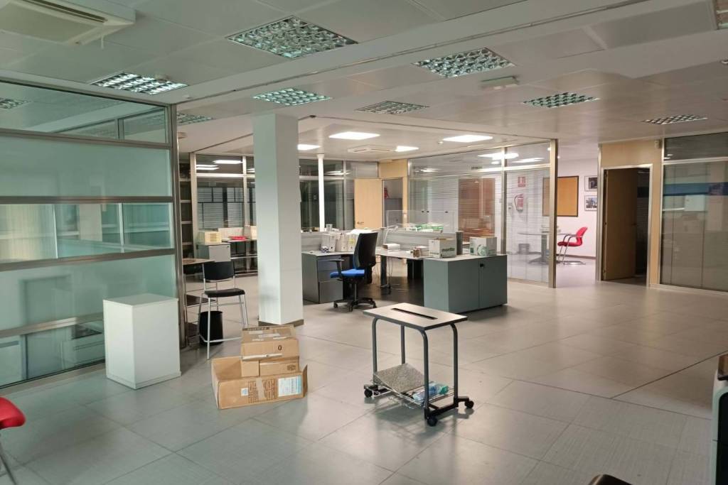 Opportunity! Office for sale in Derio, Bizkaia – 370 m² in excellent condition