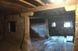 For sale three-storey farmhouse with multiple possibilities of use.