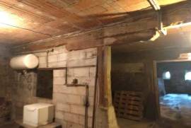 For sale three-storey farmhouse with multiple possibilities of use.
