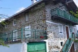 For sale three-storey farmhouse with multiple possibilities of use.