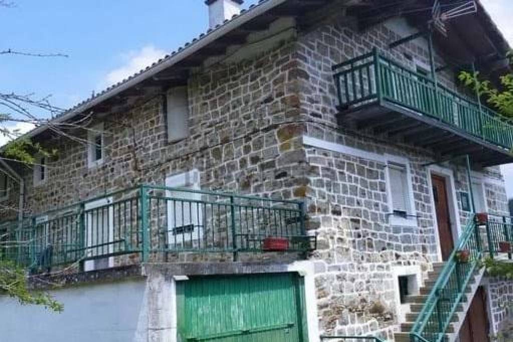 For sale three-storey farmhouse with multiple possibilities of use.