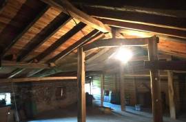 For sale three-storey farmhouse with multiple possibilities of use.
