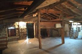 For sale three-storey farmhouse with multiple possibilities of use.