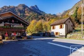 A detached 2 bedroom chalet on a 532m2 plot, between Lake Geneva and the Portes du Soleil ski resorts.