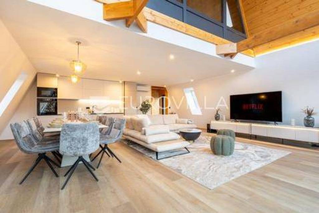 Delnice, exclusive villa with a pool, covering an area of 298m²