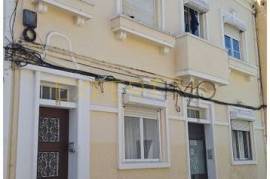 Building Apartments 3 Bedrooms 2 Bedrooms near city centre Caldas da Rainha total 10 rooms, possibility of local accommodation