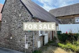 Habitable Cottage to Renovate Close to the Coast
