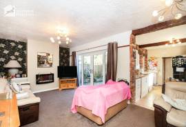 3 bedroom, Detached house for sale