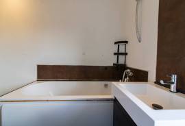 3 bedroom, Semi-detached house for sale
