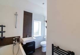 3 bedroom, Semi-detached house for sale