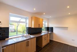 3 bedroom, Semi-detached house for sale