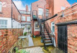 2 bedroom, Maisonette for sale