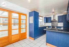 3 bedroom, Semi-detached house for sale