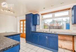 3 bedroom, Semi-detached house for sale