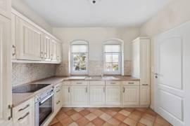 Ready to move! Modern 3-bedroom home with parking and garden