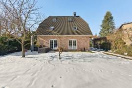 Ready to move! Modern 3-bedroom home with parking and garden